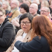Die überraschte Gewinnerin Ki-Hyang Lee im Publikum bei der Verleihung vom Preis der Leipziger Buchmesse 2024