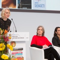 Buchmessedirektorin Astrid Böhmisch bei ihrer Rede am Rednerpult bei der Verleihung vom Preis der Leipziger Buchmesse 2024