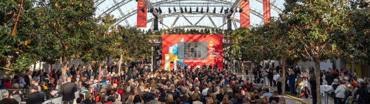 Verleihung vom Preis der Leipziger Buchmesse 2025 in der Glashalle der Leipziger Messe mit vollbesetztem Publikum und Jury auf der Bühne