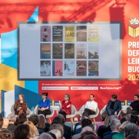 Verleihung vom Preis der Leipziger Buchmesse 2025 in der Glashalle der Leipziger Messe mit vollbesetztem Publikum und Jury auf der Bühne