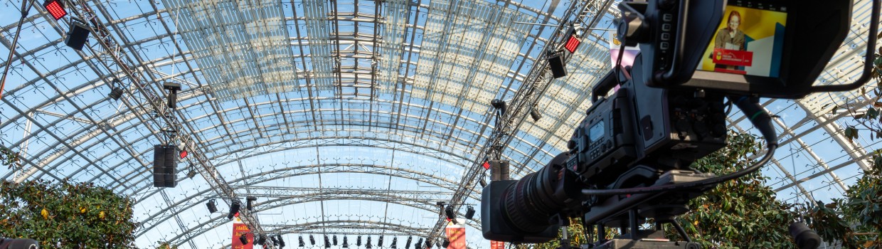 Verleihung vom Preis der Leipziger Buchmesse 2025 in der Glashalle der Leipziger Messe mit vollbesetztem Publikum und Jury auf der Bühne