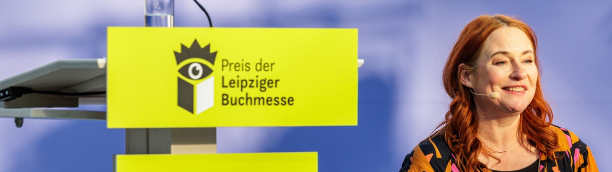 Juryvorsitzende Dr. Katrin Schumacher auf der Bühne während der Verleihung des Preises der Leipziger Buchmesse 2027