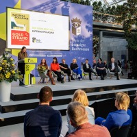 Die Verleihung des Preises der Leipziger Buchmesse 2027 mit Blick auf die Bühne mit 7-köpfiger Jury vor vollbesetztem Publikum