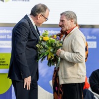 Martin buhl-Wagner, Geschäftführer der Leipziger Messe, überreicht den Preis in der Kategorie Übersetzung an Manfred Gmeiner