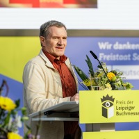 Der Preisträger Manfred Gmeiner am Rednerpult während der Verleihung des Preises der Leipziger Buchmesse 2027