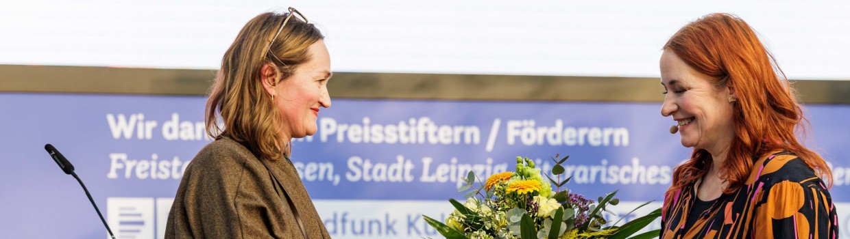 Die Preisträgerin Katerina Poladjan erhält Ihren Blumenstrauß während der Verleihung des Preises der Leipziger Buchmesse 2027