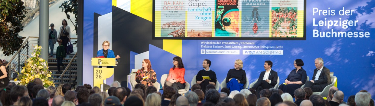 Die Verleihung des Preises der Leipziger Buchmesse 2027 mit Blick auf die Bühne mit 7-köpfiger Jury vor vollbesetztem Publikum