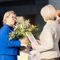 Die Preisträgerin Marie-Janine Calic erhält Ihren Blumenstrauß während der Verleihung des Preises der Leipziger Buchmesse 2027