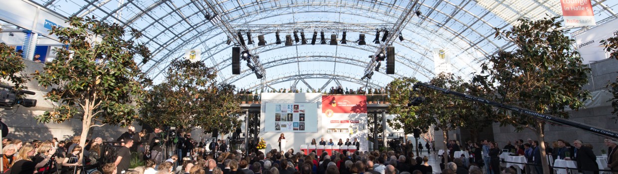 Verleihung vom Preis der Leipziger Buchmesse 2016 in der Glashalle der Leipziger Messe mit vollbesetztem Publikum und Jury auf der Bühne