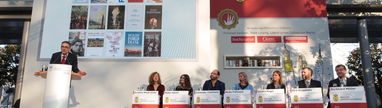 Verleihung vom Preis der Leipziger Buchmesse 2016 in der Glashalle der Leipziger Messe mit Jury auf der Bühne und Buchmessedirektor Oliver Zille am Rednerpult