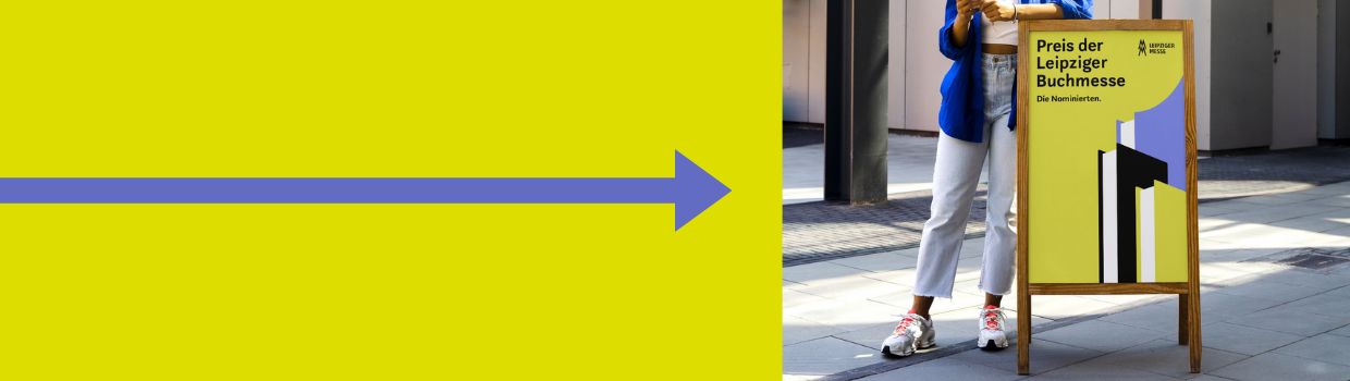 Weibliche Person lehnt an einem Plakataufsteller, der ein Plakat des Preises der Leipziger Buchmesse zeigt