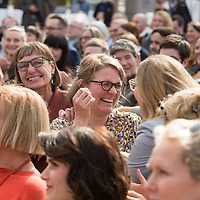 Die freudestrahlende Gewinnerin Johanna Schwering im Publikum bei der Verleihung vom Preis der Leipziger Buchmesse 2023