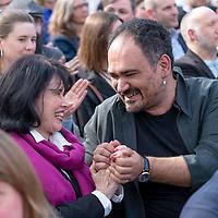 Der freudestrahlende Gewinner Dinçer Güçyeter im Publikum bei der Verleihung vom Preis der Leipziger Buchmesse 2023