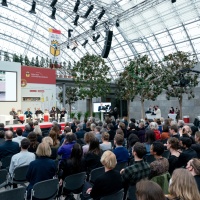 Preisverleihung vom Preis der Leipziger Buchmesse 2022 mit Publikum und Jury auf der Bühne in der Glashalle der Leipziger Messe